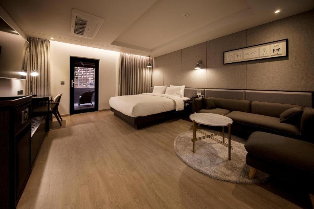 Hound Hotel Yeonsan Busan Exterior foto