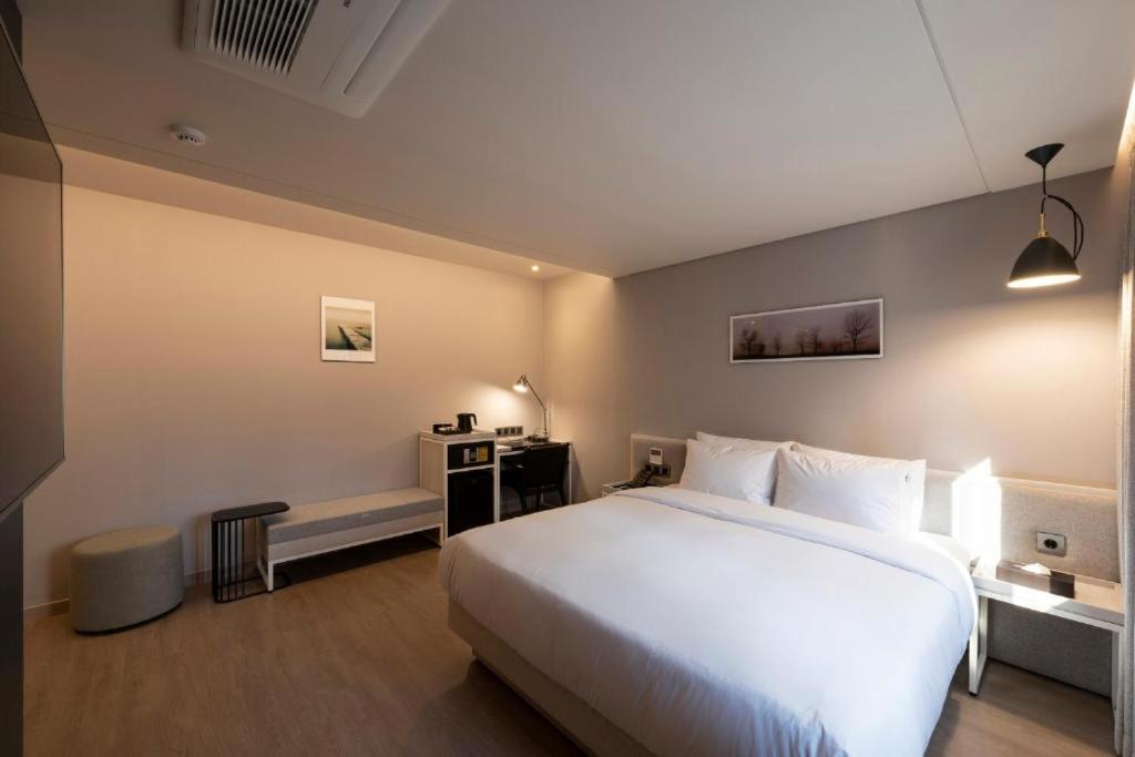 Hound Hotel Yeonsan Busan Exterior foto